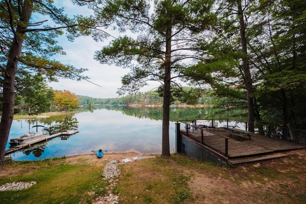 טראוורס סיטי Arbutus Lake 3 Bedroom Cottage מראה חיצוני תמונה