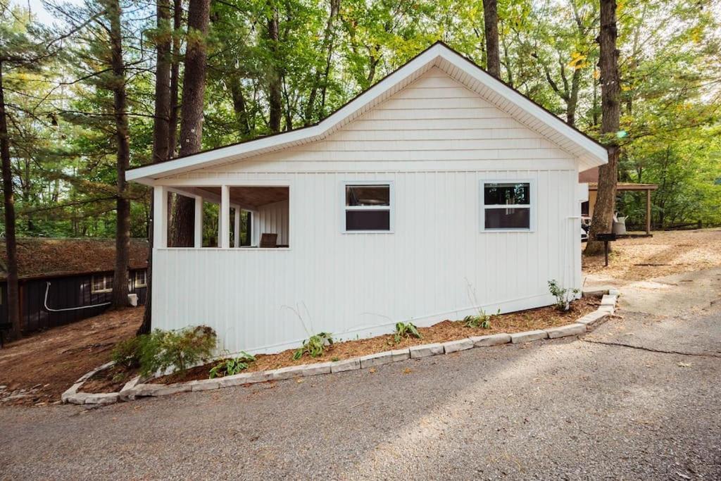 טראוורס סיטי Arbutus Lake 3 Bedroom Cottage מראה חיצוני תמונה