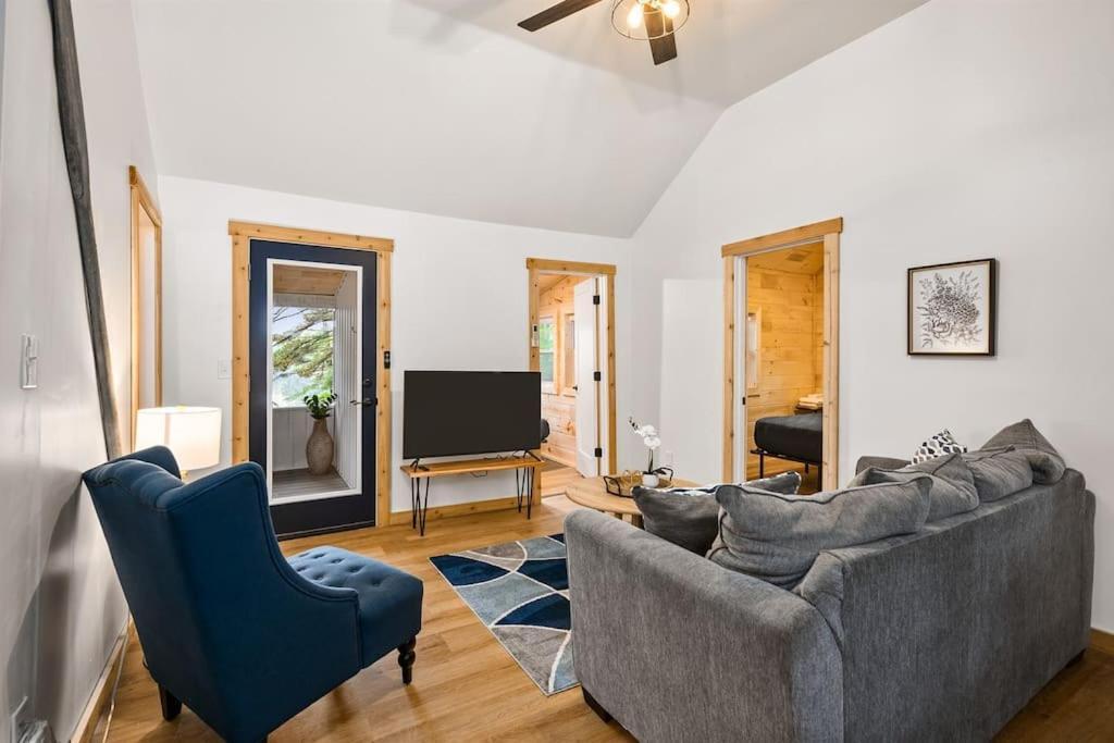 טראוורס סיטי Arbutus Lake 3 Bedroom Cottage מראה חיצוני תמונה
