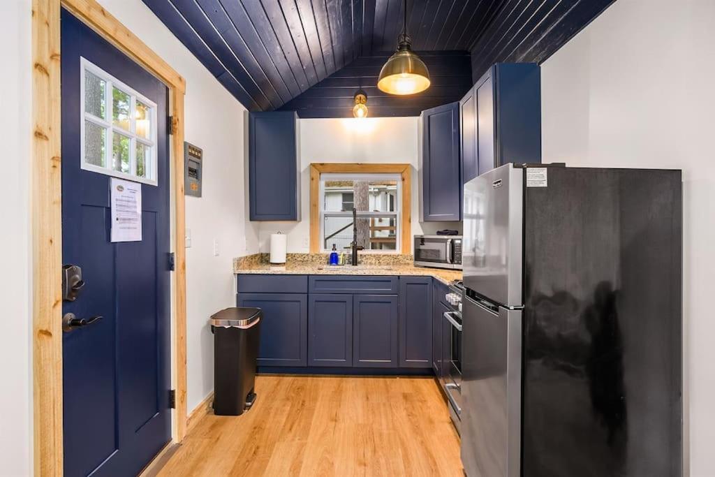 טראוורס סיטי Arbutus Lake 3 Bedroom Cottage מראה חיצוני תמונה